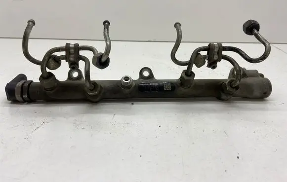 Fuel injector supply line/pipe