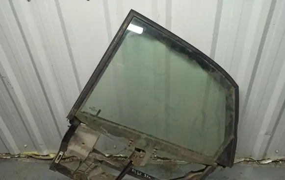 Rear door manual window regulator