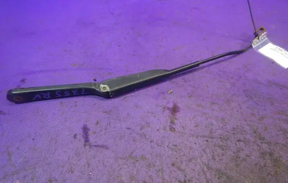 Front wiper blade arm