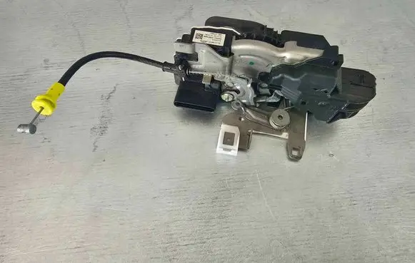Volvo XC90 Rear door lock 32131414
