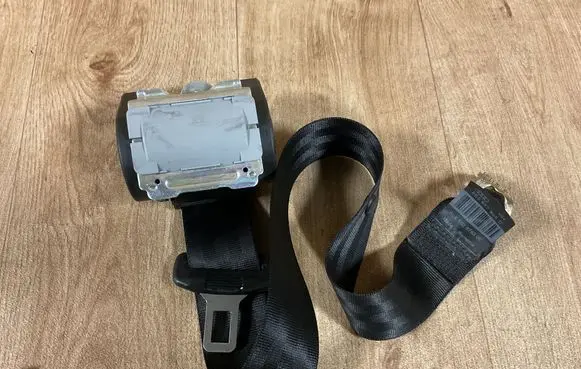 Rear seatbelt