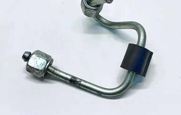 Volkswagen Jetta VI Fuel injector supply line/pipe 03L130301F