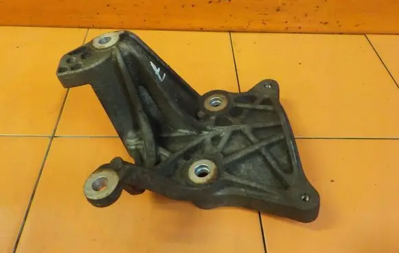 Dodge Nitro Engine mounting bracket 20513136F