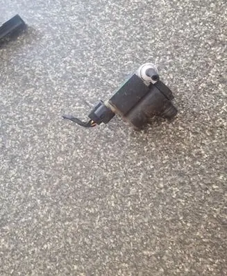 Hyundai i30 Windscreen/windshield washer pump 985102L100