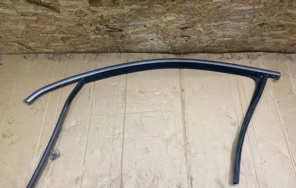 Volkswagen Tiguan Rubber seal front door window/glass 5N0837431