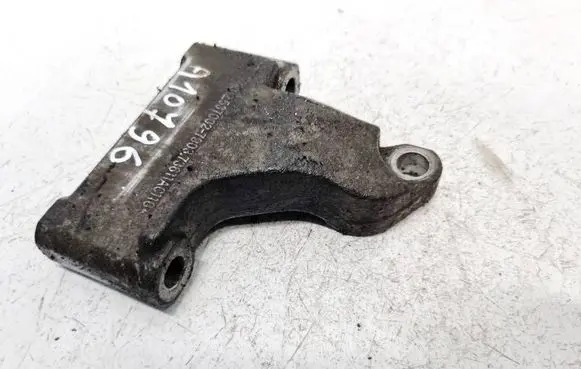 Subaru Legacy Engine mounting bracket