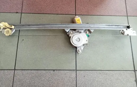 Renault Trafic II (X83) Front door window regulator with motor 37103802