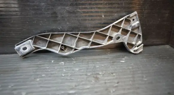 Front bumper mounting bracket