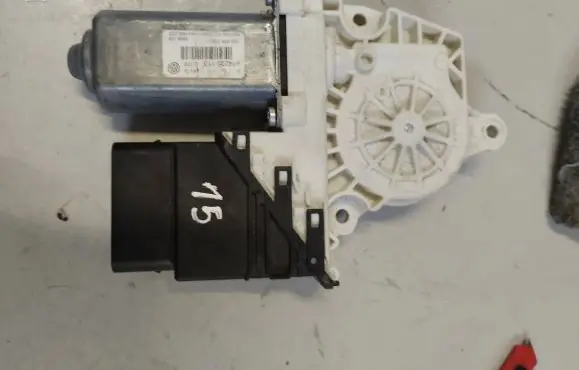 Volkswagen PASSAT B6 Front door window regulator motor 1K0959701P 3C1837461L 980851120