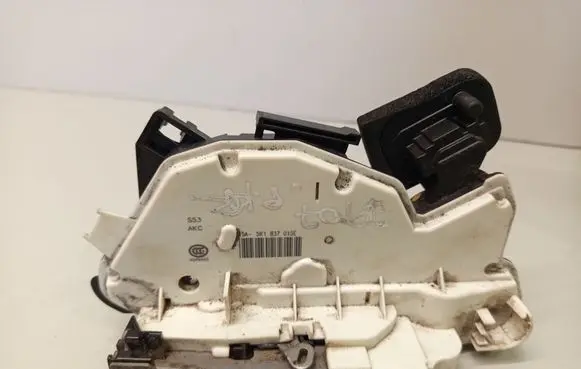 Volkswagen Golf VII Front door lock 5K1837015E