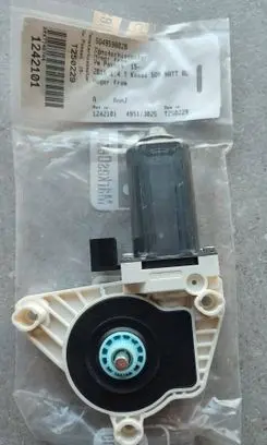 Volkswagen PASSAT B8 Front door window regulator motor 5Q4959802B