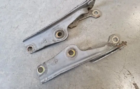 Mitsubishi Pajero Sport I Engine bonnet/hood hinges