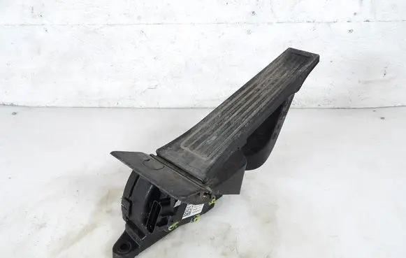 Accelerator throttle pedal