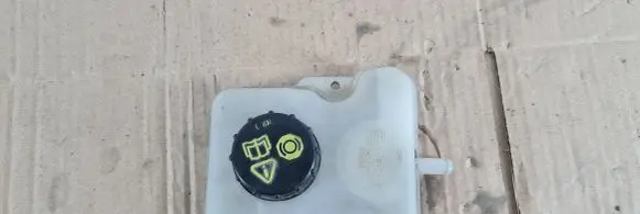 Brake fluid reservoir