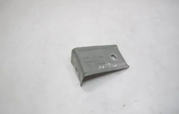 Volkswagen Tiguan Fender mounting bracket 5NA809471A