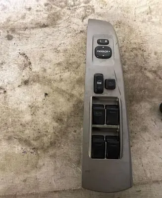 Toyota Prius (XW20) Electric window control switch 8482047021