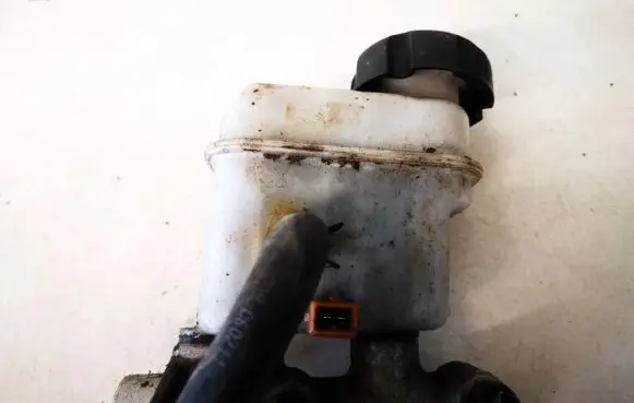 Brake fluid reservoir