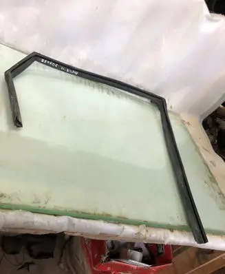 Hyundai Kona II Rubber seal front door window/glass 