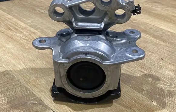 Engine mount bracket