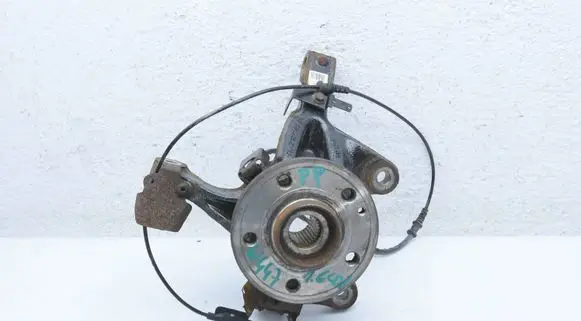 Mercedes-Benz Vito Viano W447 Front wheel hub A4473320301 A4473300120