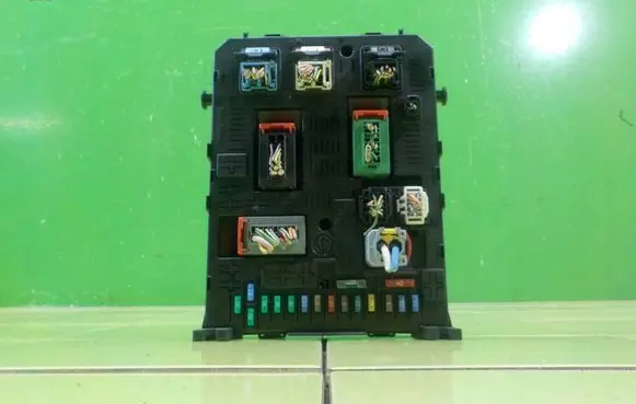 Peugeot 308 Fuse box set 966405878001 BEZPIECZNIKOW