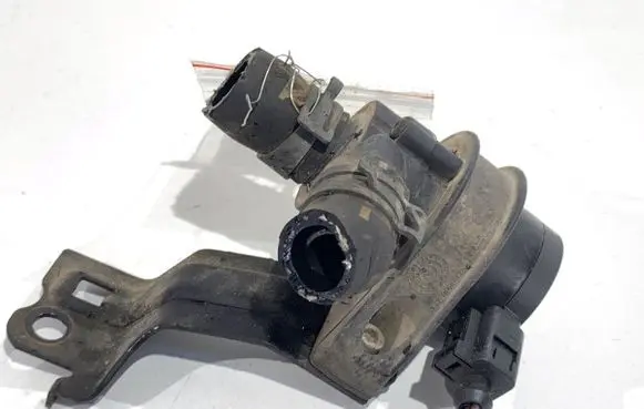 Volkswagen PASSAT CC Oil filter mounting bracket 