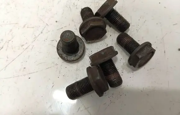 Volkswagen Touran I Nuts/bolts 