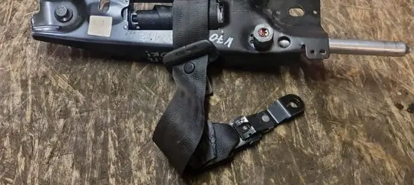 Volvo V70 Front seatbelt 39865061