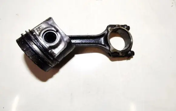 Chrysler Voyager Piston with connecting rod 2011f