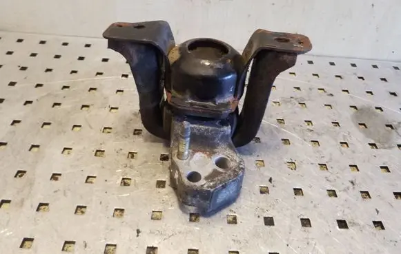 Toyota Yaris Engine mount bracket