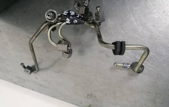 BMW 3 E90 E91 Fuel injector supply line/pipe 
