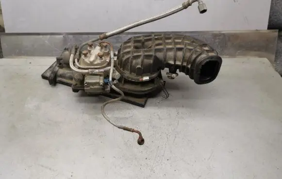 Audi 80 90 B3 Fuel distributor 0438121011 026133353 0438101005
