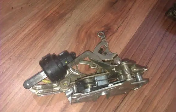 Mercedes-Benz C W202 Rear door lock 2027300535