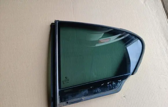 Rear vent window glass