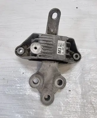 Engine mount vacuum valve