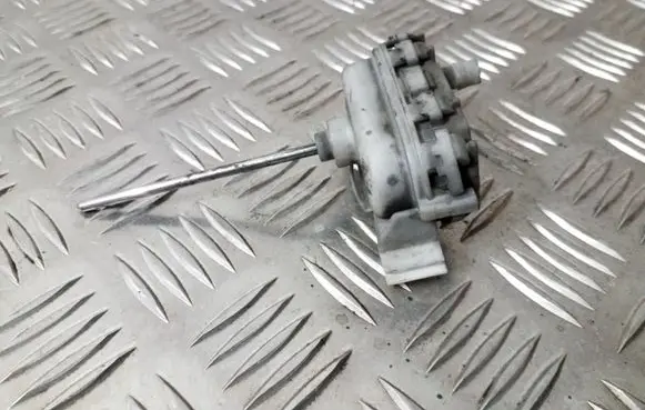 Fuel tank cap lock motor
