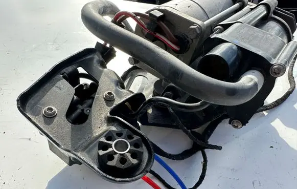 BMW 6 F06 Gran coupe Air suspension compressor/pump 8528527