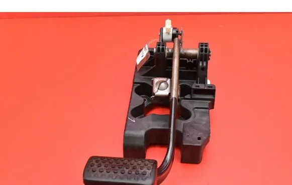 Accelerator throttle pedal