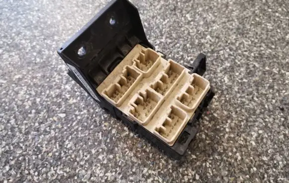 Toyota Avensis T250 Fuse module 8273405020