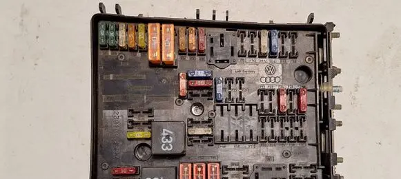 Volkswagen Golf V Fuse box set 1K0937800E 340000339078