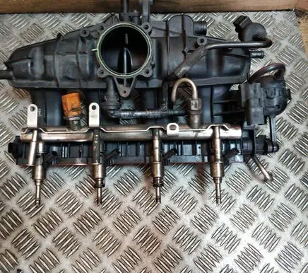 Volkswagen Golf VI Intake manifold 06J133185