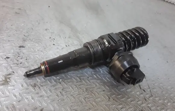 Volkswagen Golf Plus Fuel injector 0414720015 038130075A