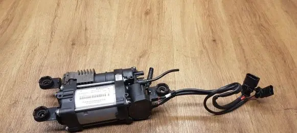 Porsche Macan (95B) Air suspension compressor/pump 95B616006G