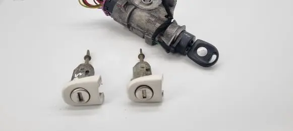 Volkswagen PASSAT B5 Ignition lock 4B0905851