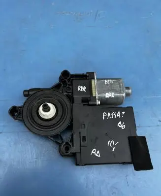Volkswagen PASSAT B6 Front door window regulator motor 0130822451 3C0959792 3C0959702