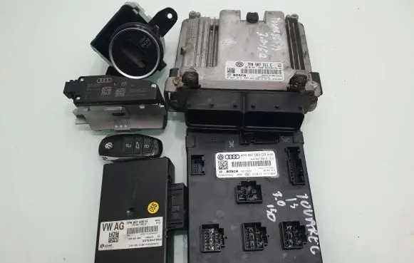 Volkswagen Touareg II Engine ECU kit and lock set 7P0907311C 0281018303