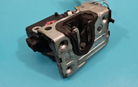 Dacia Duster Rear door lock 825029556R IMPRK1443041