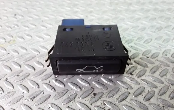 BMW 5 E39 Tailgate/boot open switch button 61318365579