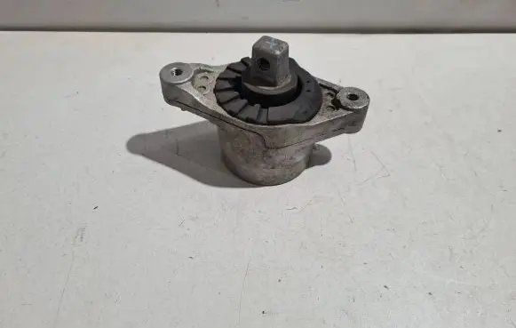 Maserati Ghibli Engine mount bracket 06700048700