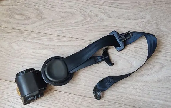 Audi A4 S4 B5 8D Rear seatbelt 4A5857709J